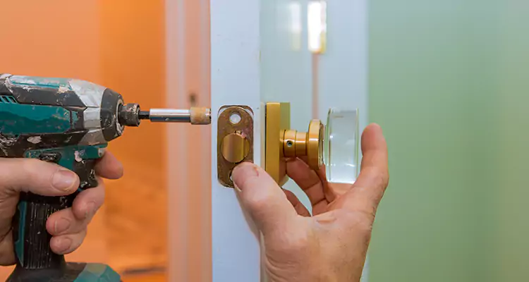Broken Door Knob Fix in Oakland, CA